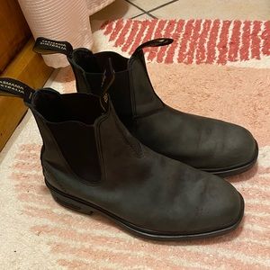 Rustic black chisel toe blundstones